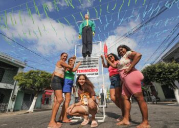 'Judas do feminicídio' é malhado em festa popular no bairro da Cremação, em Belém