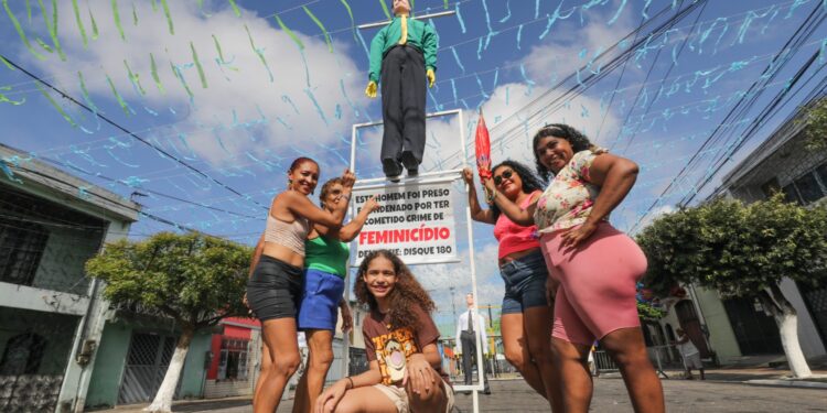 'Judas do feminicídio' é malhado em festa popular no bairro da Cremação, em Belém