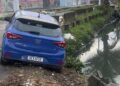 Carro bate em mureta e por pouco não cai no canal dos Caripunas, em Belém