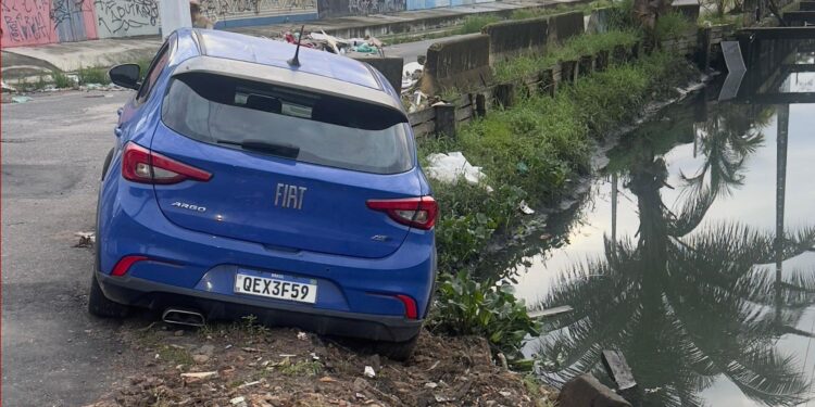 Carro bate em mureta e por pouco não cai no canal dos Caripunas, em Belém