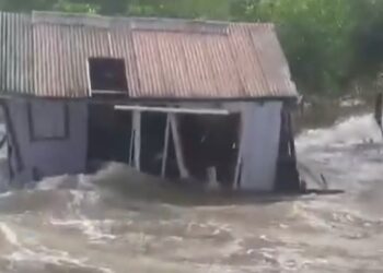 Casa é arrastada pela correnteza na praia de Ajuruteua, nordeste do Pará; VÍDEO