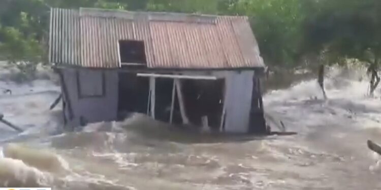 Casa é arrastada pela correnteza na praia de Ajuruteua, nordeste do Pará; VÍDEO