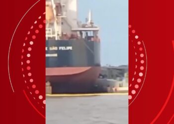 Comunidade de Outeiro, ilha de Belém, flagra despejo de óleo em rio