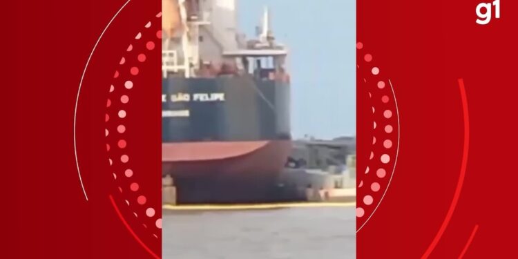 Comunidade de Outeiro, ilha de Belém, flagra despejo de óleo em rio