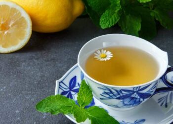 Conheça 5 benefícios do chá de camomila e uma receita para fazer em casa | Receita