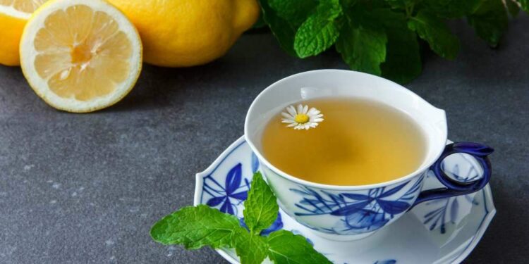 Conheça 5 benefícios do chá de camomila e uma receita para fazer em casa | Receita