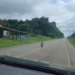 Criança é vista andando sozinha no meio de rodovia no Pará; VÍDEO