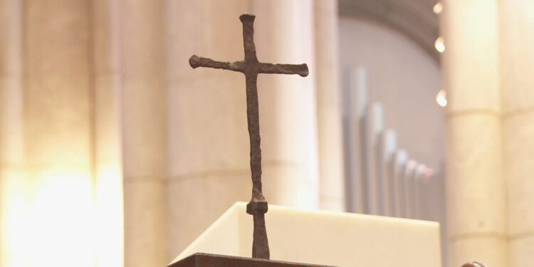 Cruz da primeira missa do Brasil chega a Belém nesta quarta, 23; confira programação