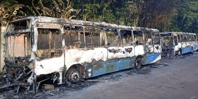 Dois ônibus são incendiados na Grande Belém | Pará