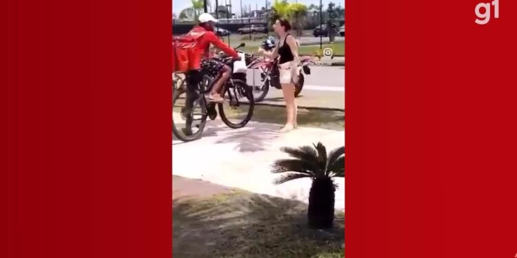 'Me puxou pela bag e tentou me derrubar', diz entregador agredido por delegada em Belém | Pará