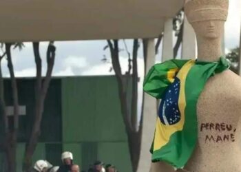 STF retoma julgamento de Débora, que pichou estátua em ato golpista de 8 de Janeiro | Política