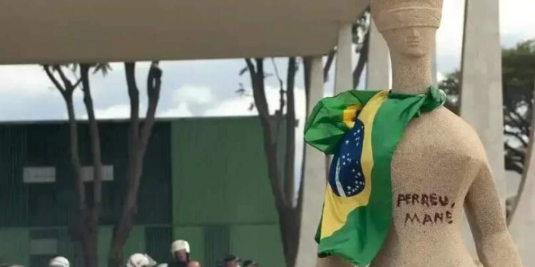 STF retoma julgamento de Débora, que pichou estátua em ato golpista de 8 de Janeiro | Política