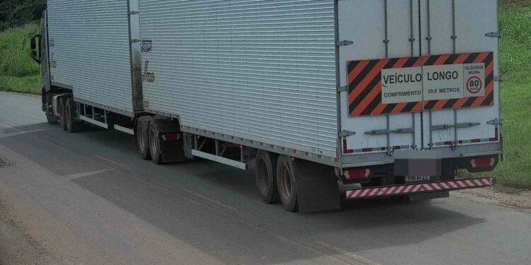 Acidente de trânsito entre carreta e carro termina com mulher morta no sudeste do Pará | Polícia