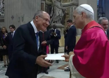 Alckmin entrega convite para papa Leão XIV ir ao Brasil durante a COP 30 em Belém