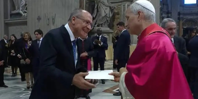 Alckmin entrega convite para papa Leão XIV ir ao Brasil durante a COP 30 em Belém