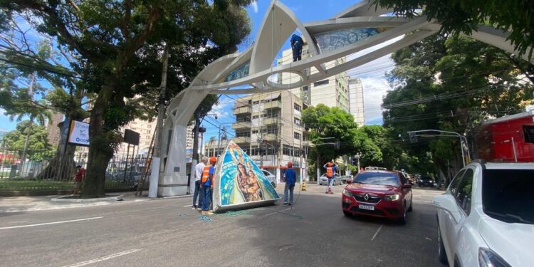Arcos da av. Nazaré começam a ser retirados em preparação para o Círio 2025