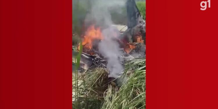 Avião carregado com drogas foi alvo de tiro antes de pouso forçado no Pará, diz FAB; vídeo mostra aeronave em chamas