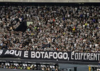 Botafogo goleia Internacional na melhor apresentação sob o comando de Renato Paiva | Esportes