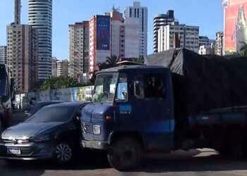 Caminhão e carro colidem em cruzamento na Doca, em Belém, e acidente causa transtornos no trânsito