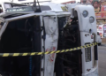 Caminhão tomba após colidir com carro na rua dos Mundurucus em Belém