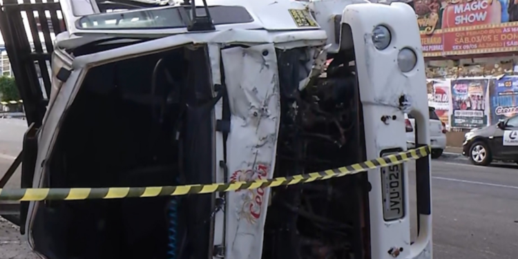 Caminhão tomba após colidir com carro na rua dos Mundurucus em Belém