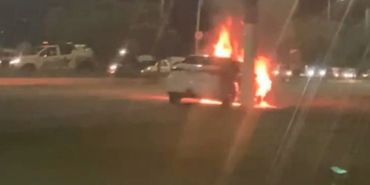 Carro pega fogo na av. Júlio César, em Belém