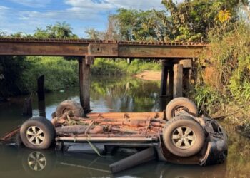 Duas pessoas morrem após caminhonete cair de ponte e ficar de rodas para cima em rio no Pará