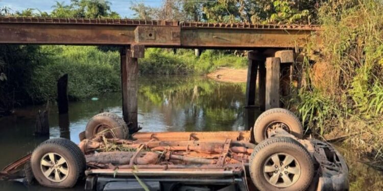 Duas pessoas morrem após caminhonete cair de ponte e ficar de rodas para cima em rio no Pará
