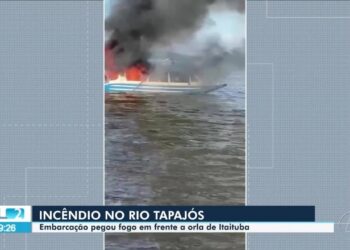 Embarcação pega fogo próximo a posto flutuante de combustíveis em rio no Pará