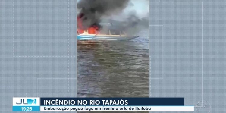Embarcação pega fogo próximo a posto flutuante de combustíveis em rio no Pará