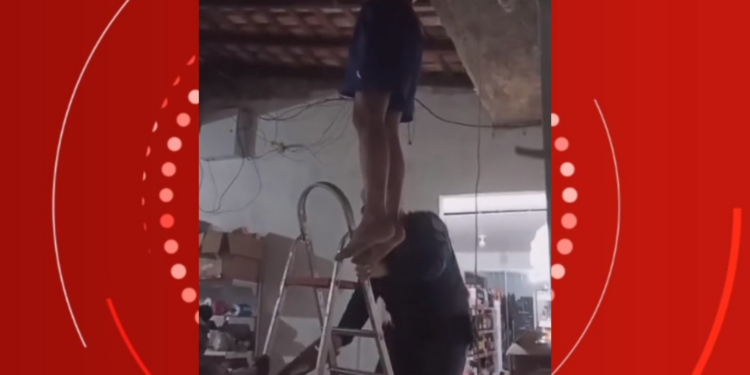 Homem fica 'entaladado' no telhado de loja durante tentativa de furto no PA; VÍDEO