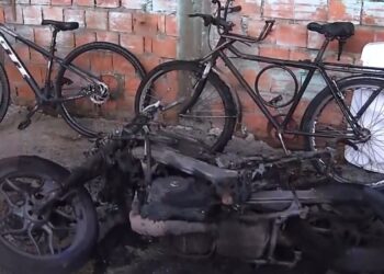 Homem usa barra de ferro para atacar moradores de vila em Belém e ateia fogo em motocicleta