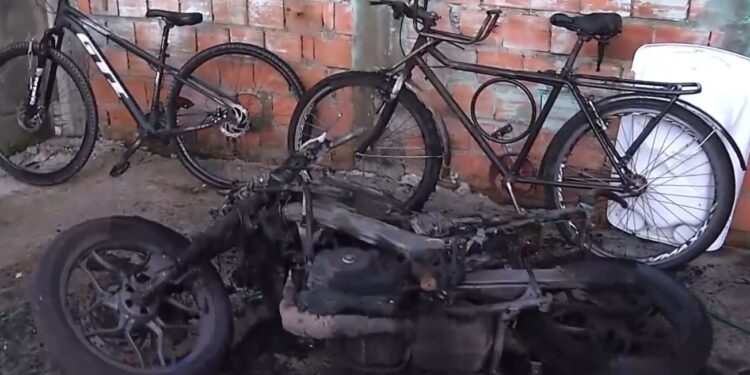 Homem usa barra de ferro para atacar moradores de vila em Belém e ateia fogo em motocicleta