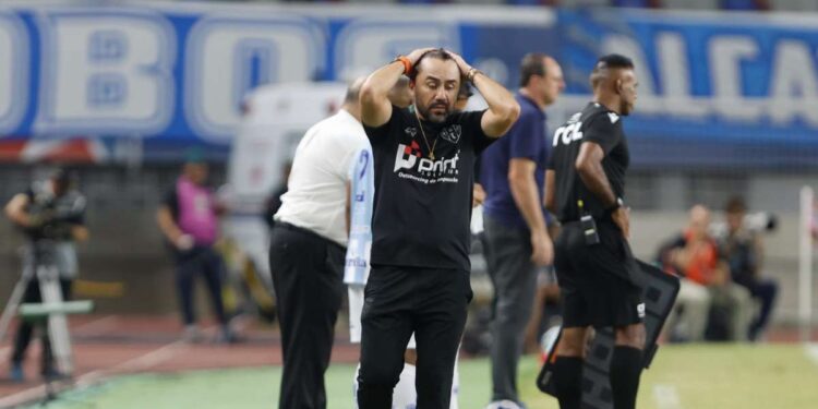 Luizinho Lopes explica lesão de Rossi e reclama de arbitragem: 'Fomos lesados' | Paysandu