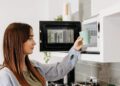 Micro-ondas pode causar câncer? Entenda os riscos e o que não pode ser colocado dentro do aparelho! | Variedades