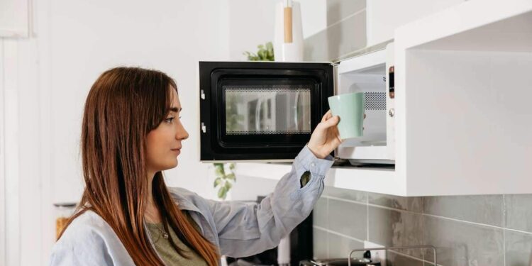 Micro-ondas pode causar câncer? Entenda os riscos e o que não pode ser colocado dentro do aparelho! | Variedades