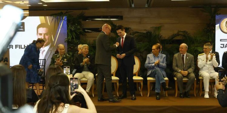 Ministro Jader Filho recebe medalha do Mérito Industrial do Sistema Fiepa | Economia