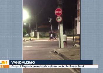 Moradores flagram homens destruindo radar de trânsito a metros de distância de delegacia em Belém