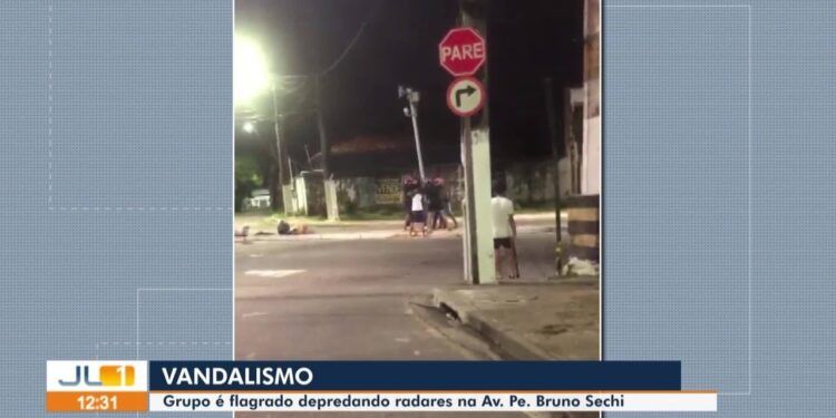 Moradores flagram homens destruindo radar de trânsito a metros de distância de delegacia em Belém