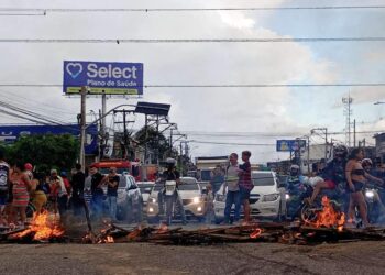 Moradores interditam avenida Júlio Cesar na tarde desta segunda-feira (05) | Belém