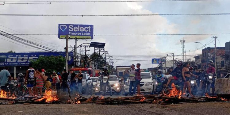 Moradores interditam avenida Júlio Cesar na tarde desta segunda-feira (05) | Belém