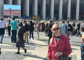 Paraense se emociona no Vaticano ao ver fumaça branca que anuncia novo papa: 'Emocionada' | Mundo