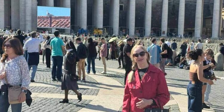 Paraense se emociona no Vaticano ao ver fumaça branca que anuncia novo papa: 'Emocionada' | Mundo