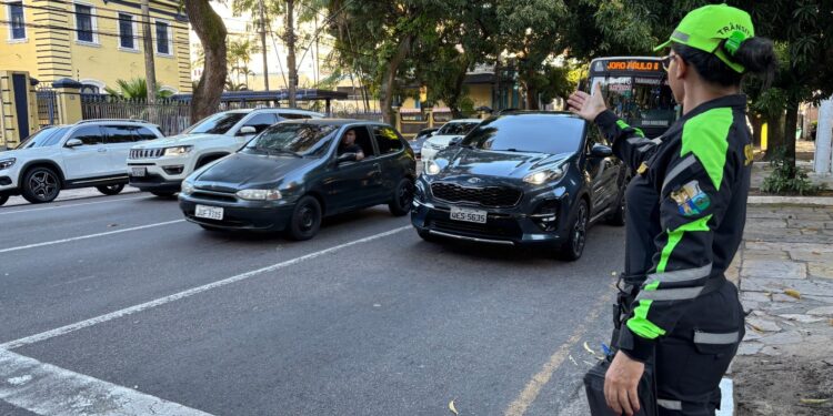 Prefeitura de Belém notifica escolas particulares onde pais deixam carros em filas triplas para buscar estudantes | Pará