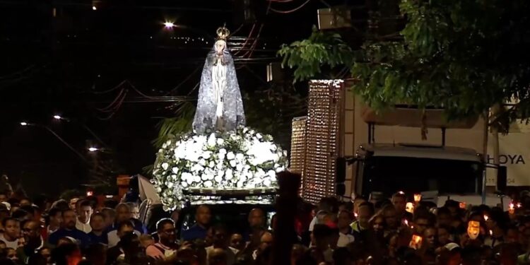 Procissão das Velas reúne milhares de devotos de Nossa Senhora de Fátima em Belém