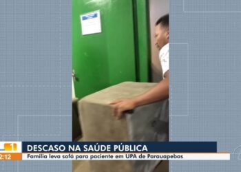 Sem acomodação para o pai, homem leva sofá para hospital em protesto no PA