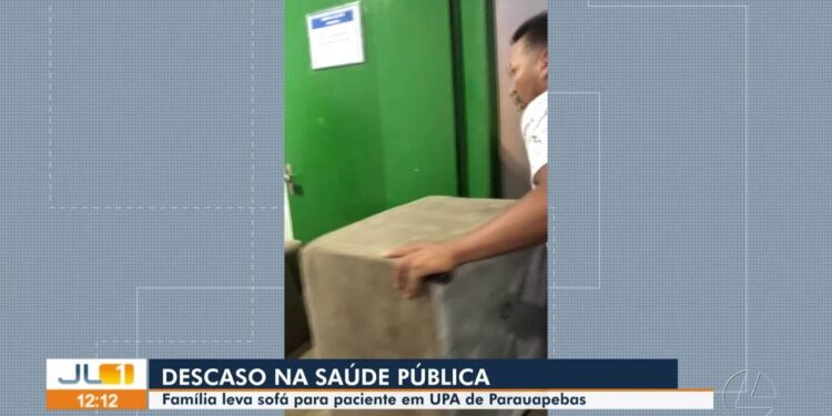 Sem acomodação para o pai, homem leva sofá para hospital em protesto no PA