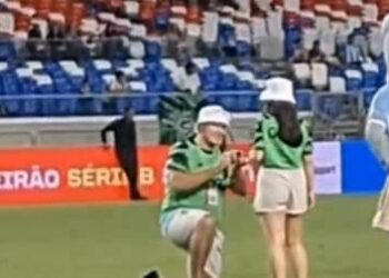 Torcedor do Paysandu pede namorada em casamento no Mangueirão e emociona torcida | Futebol