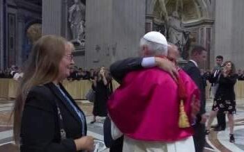 VÍDEO: Papa Leão XIV quebra protocolo e abraça irmão durante missa inaugural no Vaticano | Mundo