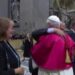 VÍDEO: Papa Leão XIV quebra protocolo e abraça irmão durante missa inaugural no Vaticano | Mundo